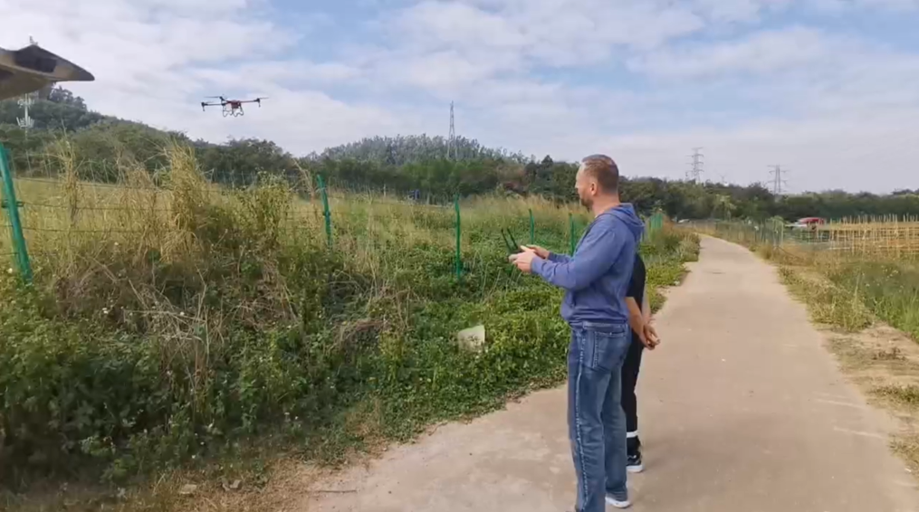 外國客戶體驗鼎峰無人機，對我們的無人機贊不絕口